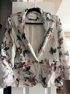 Light linen like (poly) cropped floral Spring blazer from Sheike Aus 12- US 6-8